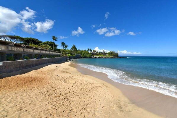 Beach nearby, sun loungers, beach towels