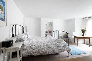 2 bedrooms, in-room safe, iron/ironing board, travel crib - Beautiful, luxury two bedroom apartment, within easy reach of the city centre,  (Brighton)