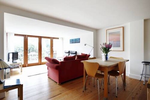 Beautiful, luxury two bedroom apartment, within easy reach of the city centre,