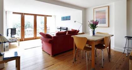 Kaunis, ylellinen kahden makuuhuoneen huoneisto, helpon matkan päässä kaupungin keskustasta,