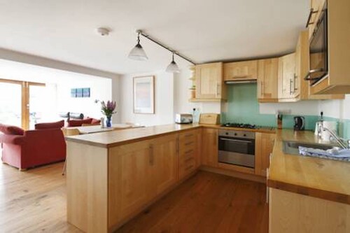 Beautiful, luxury two bedroom apartment, within easy reach of the city centre, 