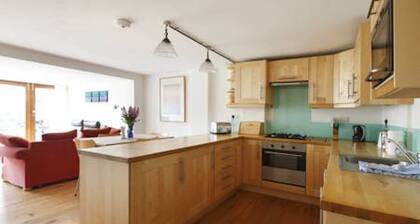 Hermoso y lujoso apartamento de dos habitaciones, con fácil acceso al centro de la ciudad,