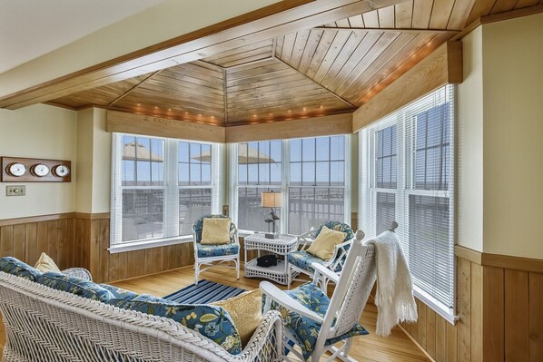 Télévision, cheminée, lecteur de DVD, chaîne hi-fi