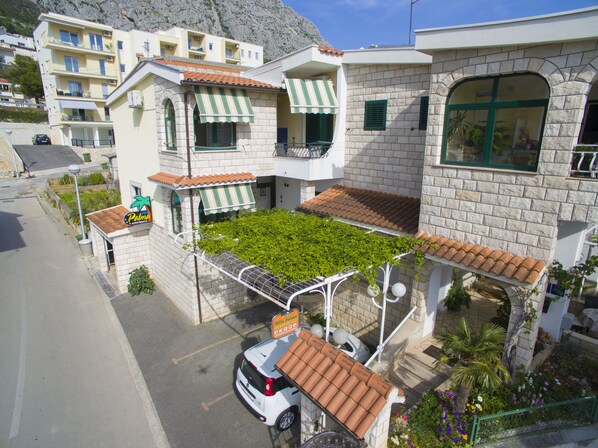 المنشأة من الخارج