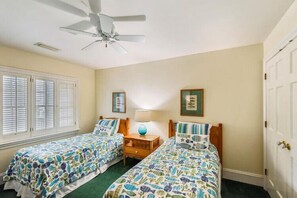 4 bedrooms, iron/ironing board, WiFi (free), bed sheets - The Prat at Ships Watch in Duck (Duck)