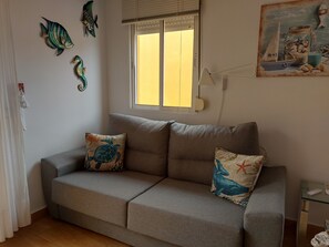 Smart TV, libros y estéreo 