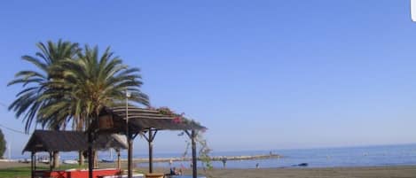Plage à proximité, chaises longues