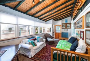 Smart TV, fireplace, offices - 318 Lindo | Historic Family Home Near Bay & Beach (Newport Beach)