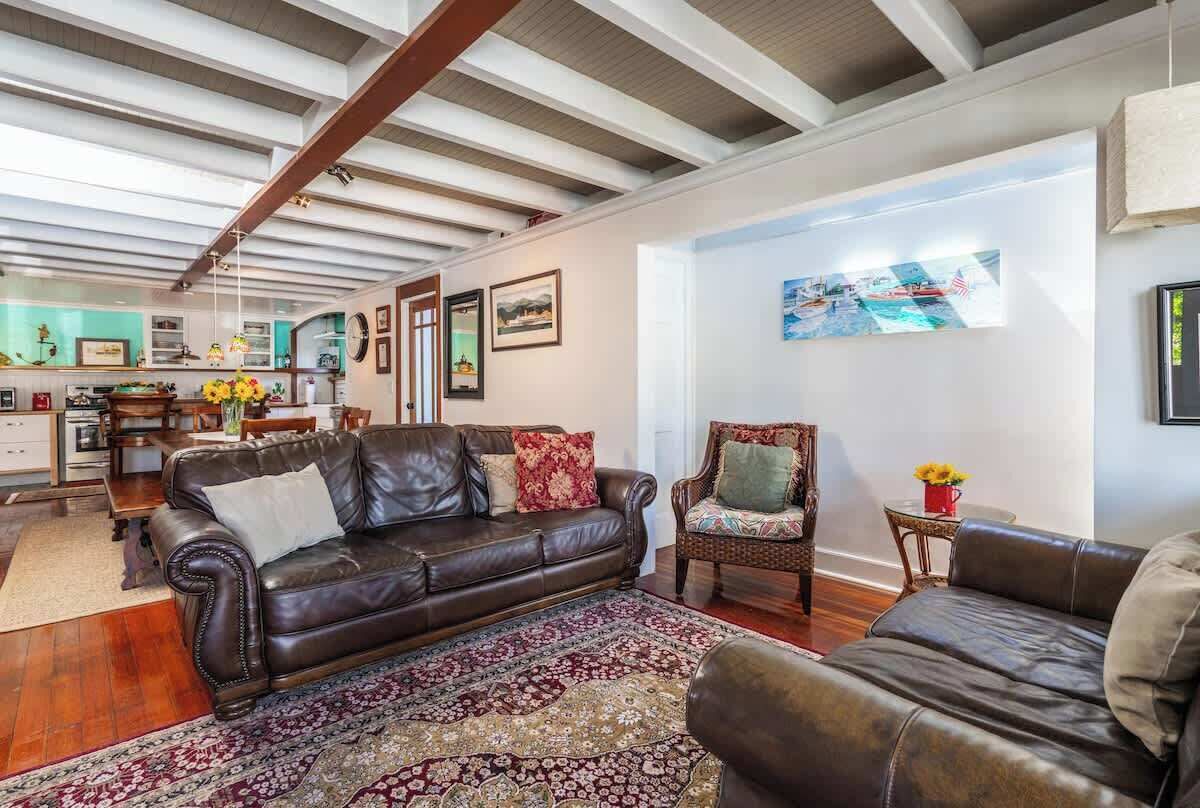 Älytelevisio, takka, kirjoja