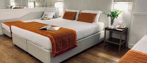 Un dormitorio moderno con una cama grande, dos mesitas de noche y un espejo.