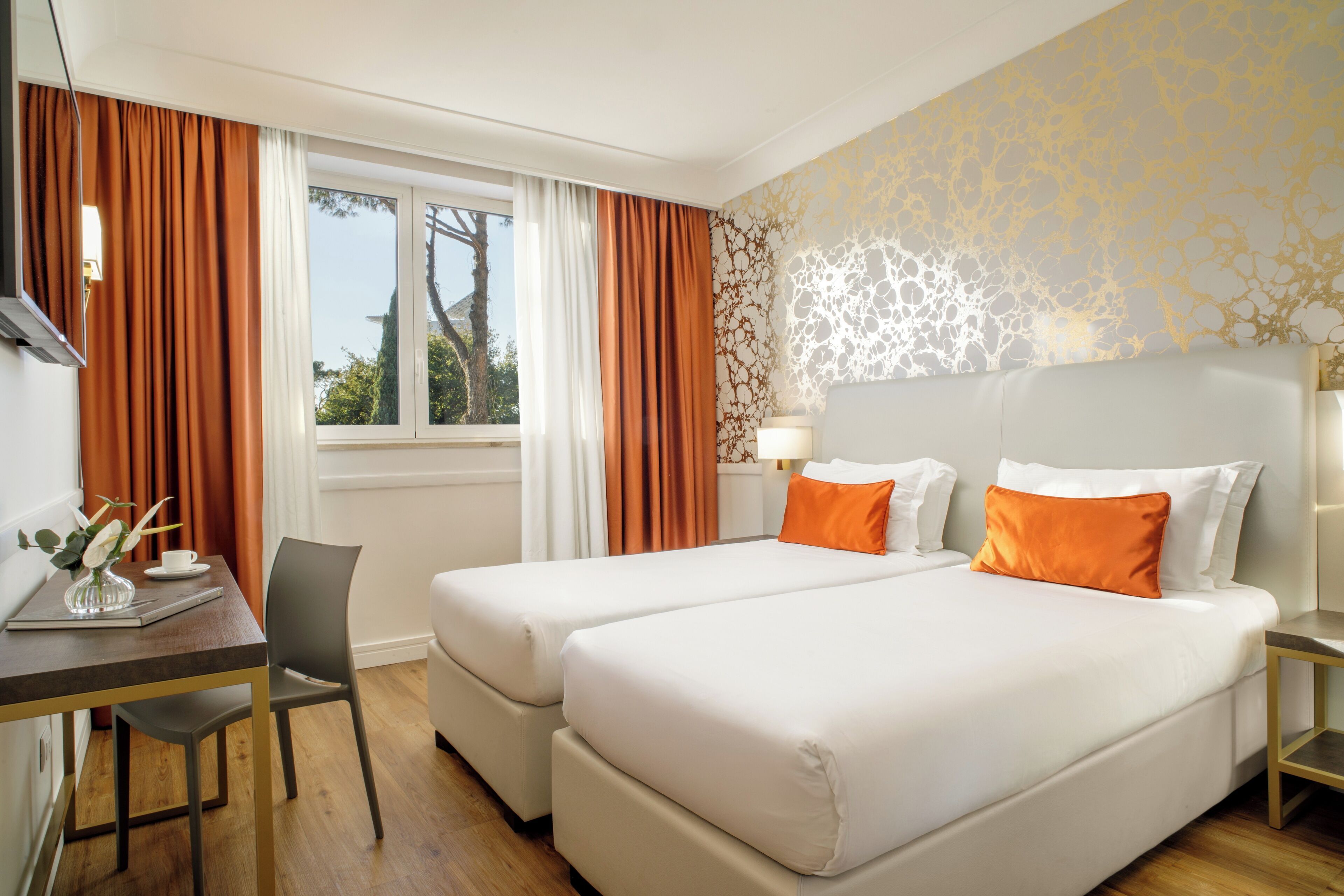 Classic Twin Room | In-room safe, desk, laptop workspace, soundproofing