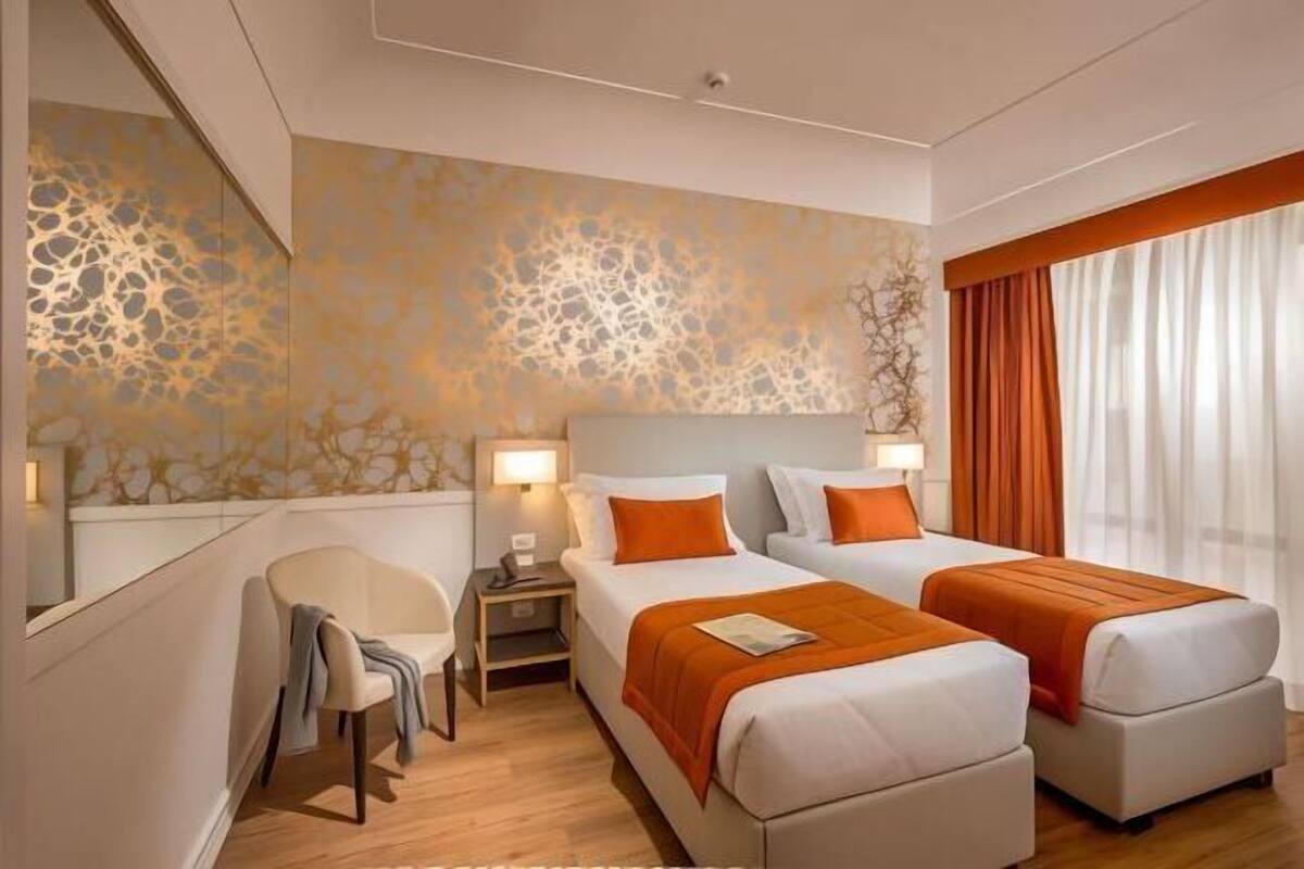 Tallelokero huoneessa, työpöytä