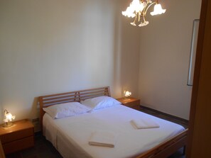 3 bedrooms, desk, iron/ironing board, bed sheets - "L'Antica Locanda" House (Catona)