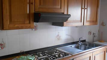Refrigerador, microondas, parrilla de estufa y utensilios de cocina