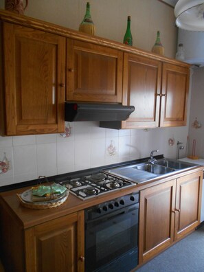 Køleskab, mikrobølgeovn, kogeplade, køkkentøj/tallerkener/redskaber