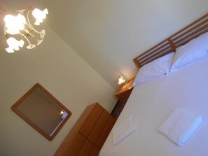3 bedrooms, desk, iron/ironing board, bed sheets - "L'Antica Locanda" House (Catona)