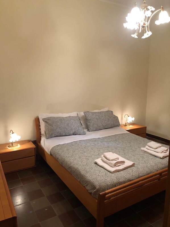 3 soveværelser, skrivebord, strygejern/strygebræt, sengetøj