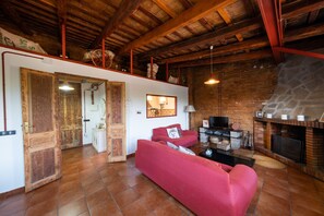TV, fireplace - Can Villatrampa, a quiet space (Tortosa, Tarragona)