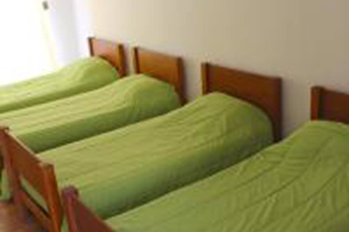 Escritorio, cortinas blackout y tabla de planchar con plancha