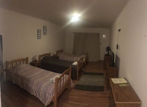 Escritorio, cortinas blackout y tabla de planchar con plancha