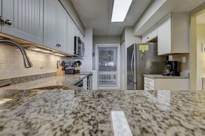 Fridge, microwave, oven, stovetop - 209 Shorewood - Direct Oceanfront! Unbelievable views. (Hilton Head Island)
