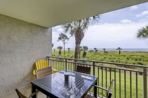 Outdoor dining - 209 Shorewood - Direct Oceanfront!  Unbelievable views. (Hilton Head Island)