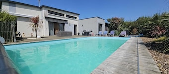 Comfortable villa with heated pool 