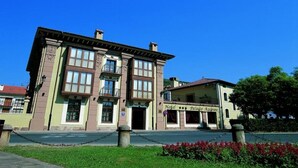 A historic building with a central entrance, a balcony on the second floor, and a smaller annex building labeled "Hotel Palazzo Acquarello". - Palacio Azcarate Hotel (Ezcaray)