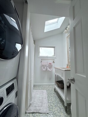 Combined shower/bathtub, hair dryer, towels - Nama-stay, sweet pink Saugatuck Shores beach cottage (Westport)
