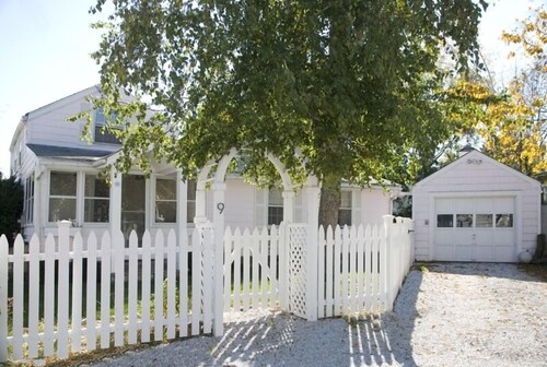 Nama-stay, sweet pink Saugatuck Shores beach cottage