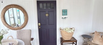 Nama-stay, sweet pink Saugatuck Shores beach cottage