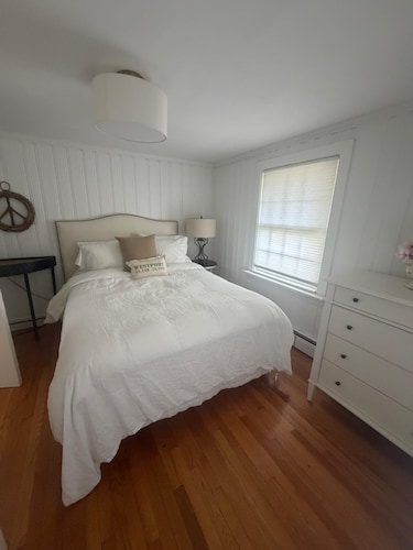 Nama-stay, sweet pink Saugatuck Shores beach cottage