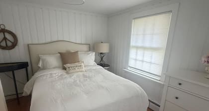 Nama-stay, sweet pink Saugatuck Shores beach cottage