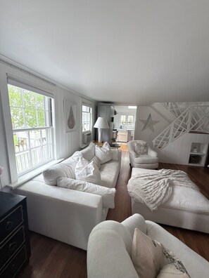 TV, books, offices, printers - Nama-stay, sweet pink Saugatuck Shores beach cottage (Westport)