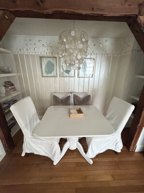 Dining - Nama-stay, sweet pink Saugatuck Shores beach cottage (Westport)