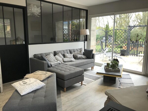 TV, books, stereo - Near Albi, guest house les oliviers (Rosières)