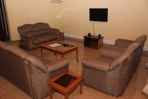 Ferienhaus, 3 Schlafzimmer, Nichtraucher | Wohnbereich | 32-Zoll-Flachbildfernseher mit Kabelempfang, Fernseher