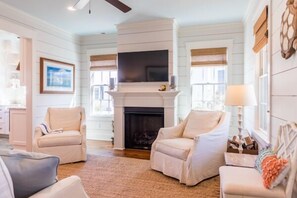 Televisión y chimenea 