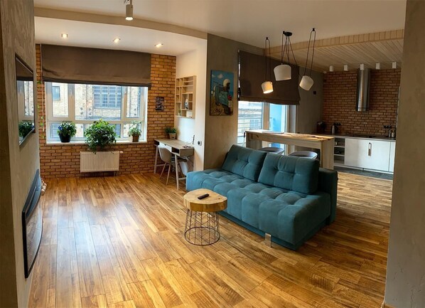 Télévision, cheminée, livres