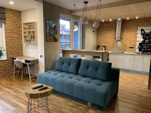 Télévision, cheminée, livres