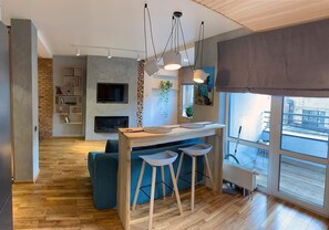 Télévision, cheminée, livres