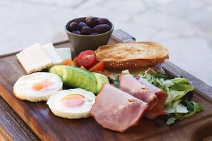 Melayani sarapan, makan siang, dan makan malam