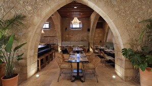 供应早餐、午餐、晚餐和早午餐