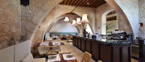 Serveert ontbijt, lunch en diner