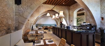 Polis 1907 by Louis Hotels