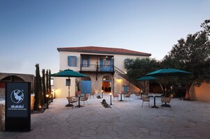 Breakfast, lunch and dinner served