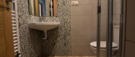 Ducha, secador de pelo y toallas
