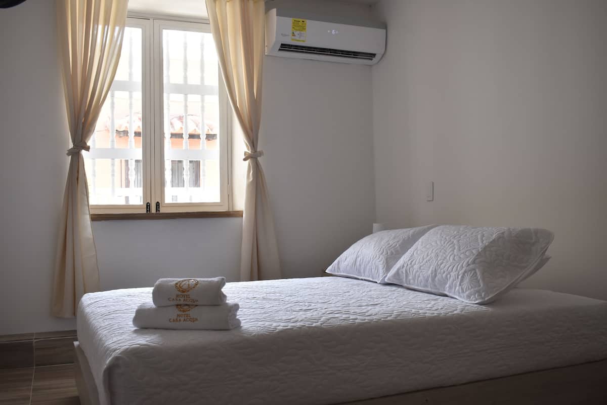 Ropa de cama de alta calidad y caja de seguridad en la habitación