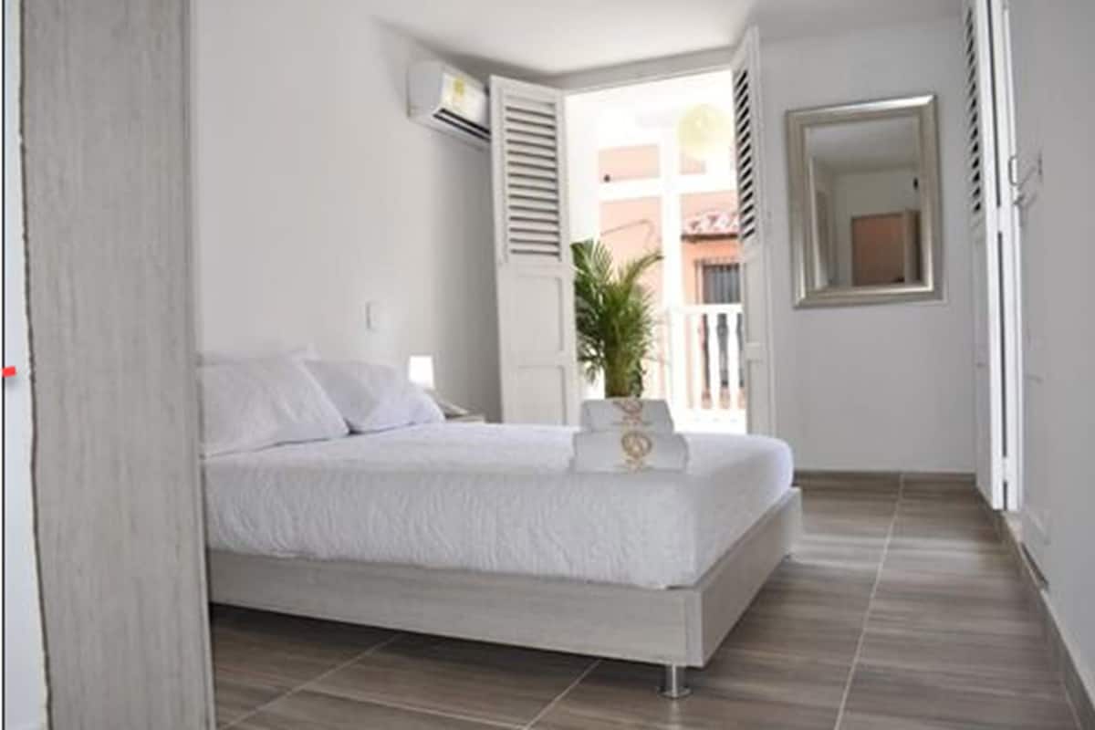 Habitación estándar, 1 cama matrimonial | Ropa de cama de alta calidad y caja de seguridad en la habitación