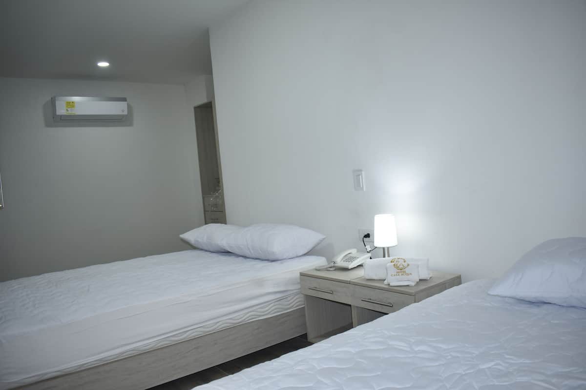 Ropa de cama de alta calidad y caja de seguridad en la habitación
